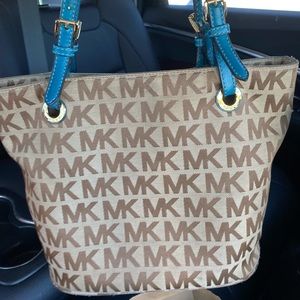 It’s in good condition a little older bag